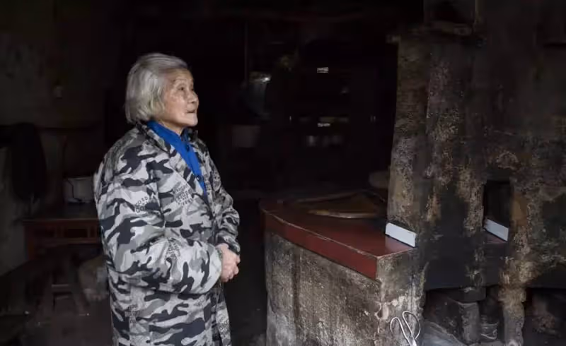 媽媽3個月不洗澡,女兒嫌她不講衛生,生氣趕走了她,第二天收拾抽屜的時候,她卻捂臉痛哭
