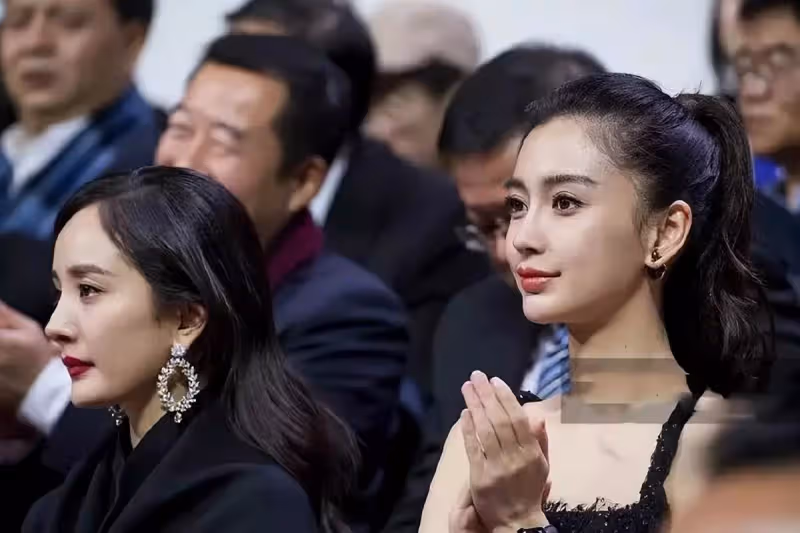 楊冪側臉越來越虐,跟章子怡、baby同框差異大,骨相太重要了