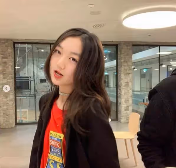 14歲李嫣近照好美!打扮時尚秀長腿,身材氣質與王菲如出一轍,網友:未成年可真拼