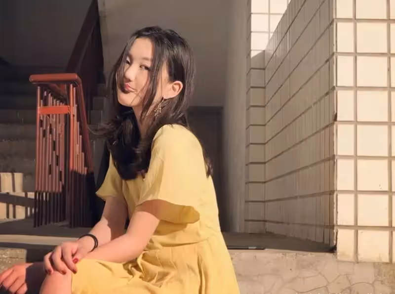 14歲李嫣近照好美!打扮時尚秀長腿,身材氣質與王菲如出一轍,網友:未成年可真拼