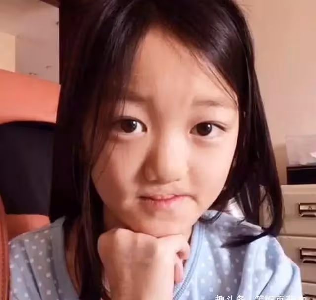 14歲李嫣近照好美!打扮時尚秀長腿,身材氣質與王菲如出一轍,網友:未成年可真拼