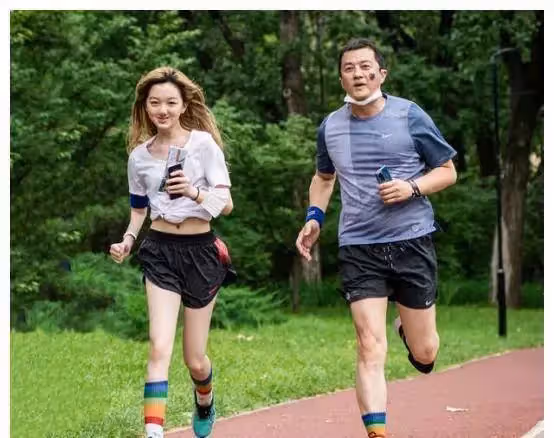 14歲李嫣近照好美!打扮時尚秀長腿,身材氣質與王菲如出一轍,網友:未成年可真拼