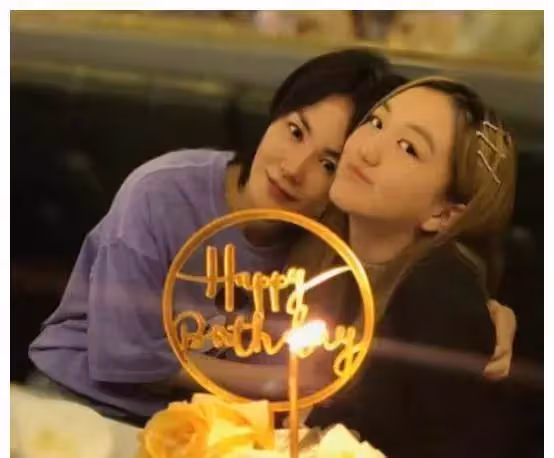 14歲李嫣近照好美!打扮時尚秀長腿,身材氣質與王菲如出一轍,網友:未成年可真拼