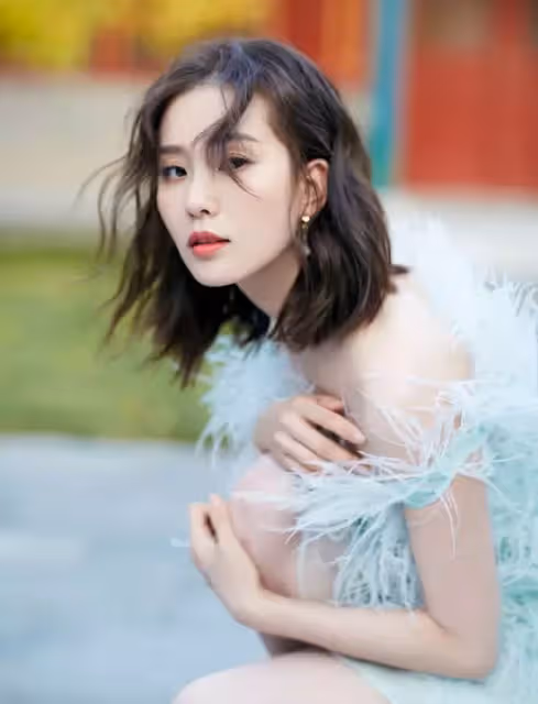 38歲唐嫣,34歲劉詩詩,同是產後複出,形象大不同,網友:心疼