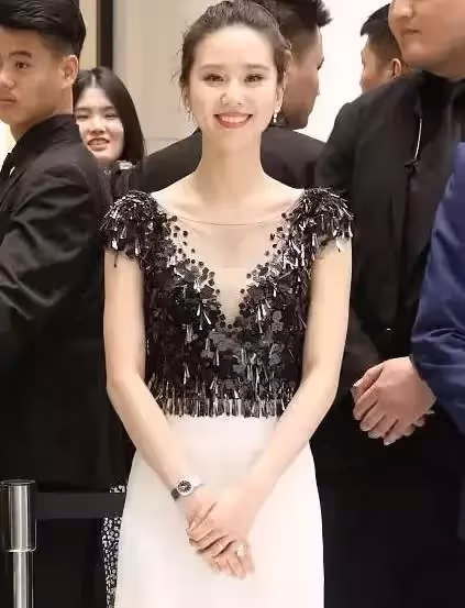 38歲唐嫣,34歲劉詩詩,同是產後複出,形象大不同,網友:心疼