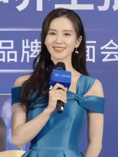 38歲唐嫣,34歲劉詩詩,同是產後複出,形象大不同,網友:心疼