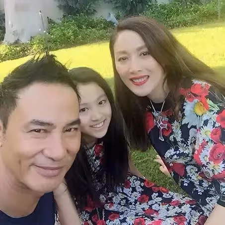不愧是影帝女兒!任達華「17歲女兒登封面」美貌再升級 遺傳名模媽「10頭身性感比例」驚艷時尚圈