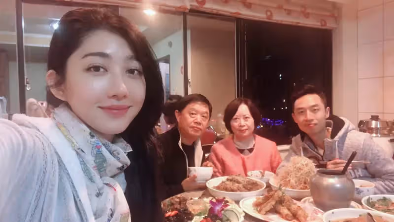 地主千金身份曝光！本土劇女星秘擁「車站前整排房繼承權」起家厝大有來頭　「堅持靠打工養活自己」爸媽不捨喊：妳不需要這樣