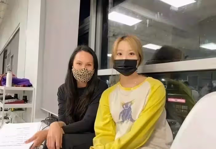 張柏芝姐姐曝光,「同母異父」與妹妹眉眼神似,氣質高雅打扮樸素,張柏芝對姐姐也超依賴