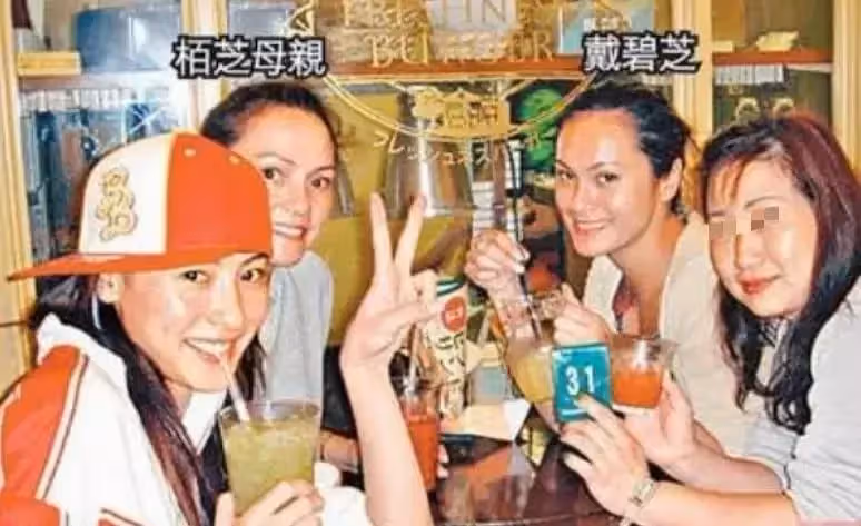張柏芝姐姐曝光,「同母異父」與妹妹眉眼神似,氣質高雅打扮樸素,張柏芝對姐姐也超依賴