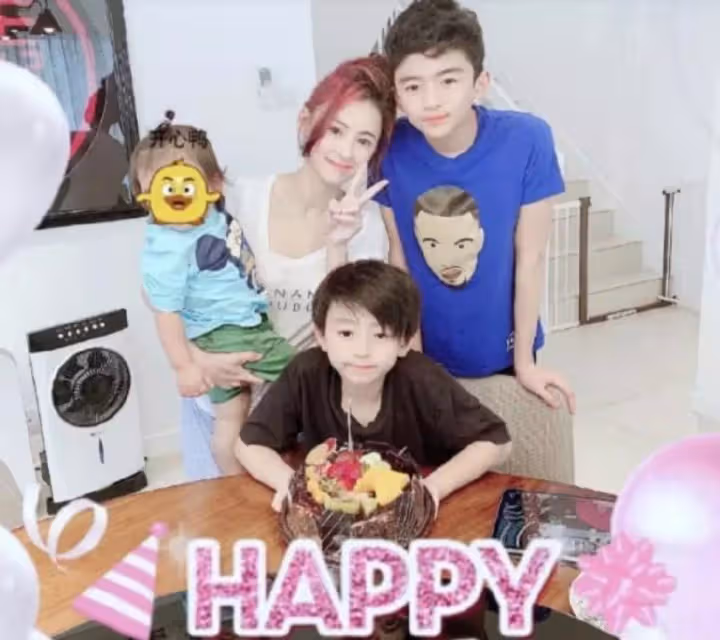 張柏芝姐姐曝光,「同母異父」與妹妹眉眼神似,氣質高雅打扮樸素,張柏芝對姐姐也超依賴