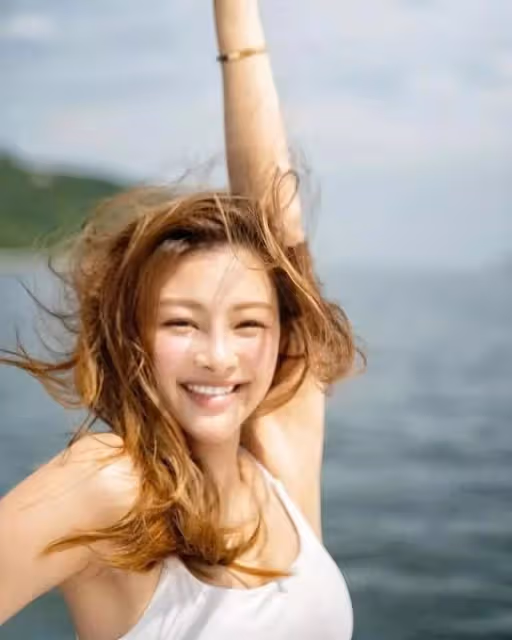 被封「小腰精」，28歲知名女星大曬小蠻腰，單身多年有雪卵計劃