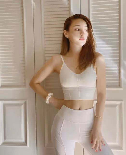 被封「小腰精」，28歲知名女星大曬小蠻腰，單身多年有雪卵計劃