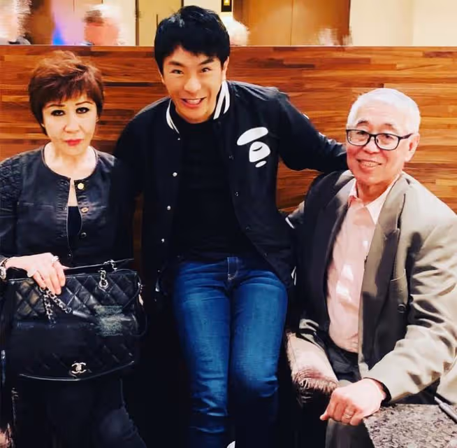 向華強前妻丁佩罕露面,75歲氣質仍出眾,拎萬元名牌包生活富貴