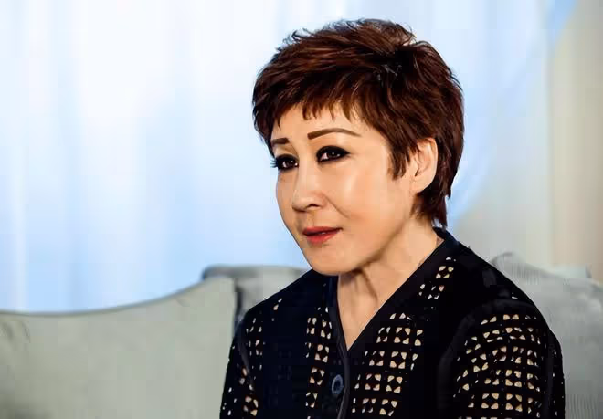 向華強前妻丁佩罕露面,75歲氣質仍出眾,拎萬元名牌包生活富貴