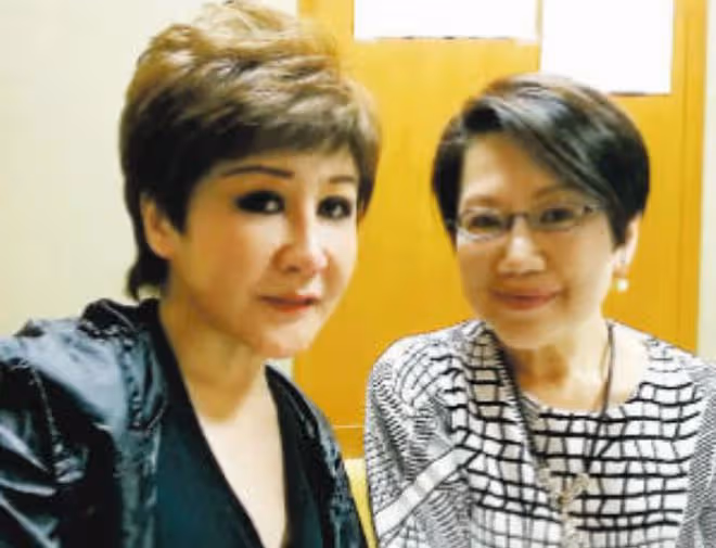 向華強前妻丁佩罕露面,75歲氣質仍出眾,拎萬元名牌包生活富貴