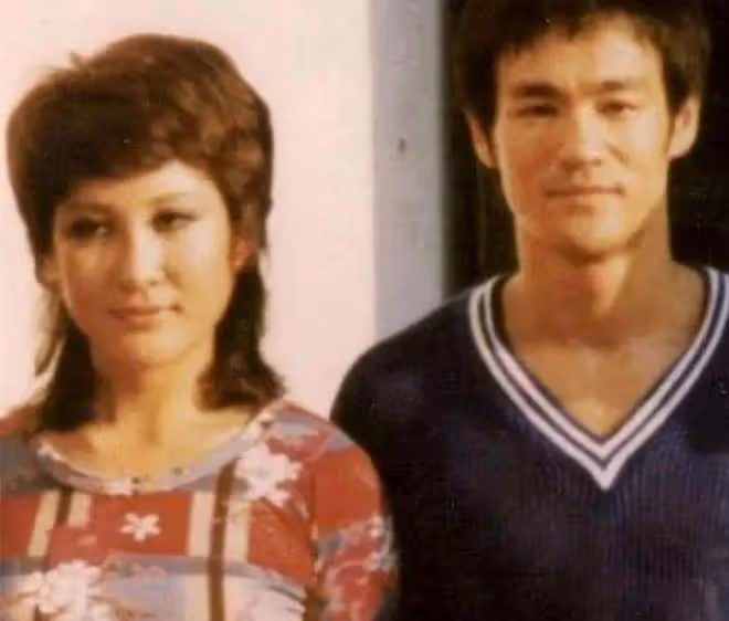 向華強前妻丁佩罕露面,75歲氣質仍出眾,拎萬元名牌包生活富貴