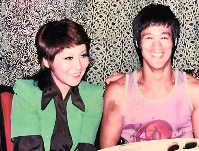 向華強前妻丁佩罕露面,75歲氣質仍出眾,拎萬元名牌包生活富貴