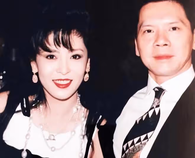 向華強前妻丁佩罕露面,75歲氣質仍出眾,拎萬元名牌包生活富貴