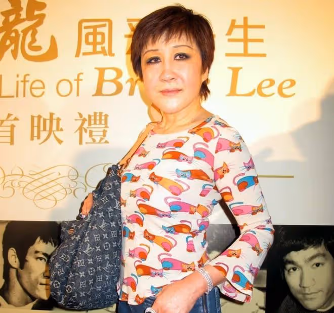 向華強前妻丁佩罕露面,75歲氣質仍出眾,拎萬元名牌包生活富貴