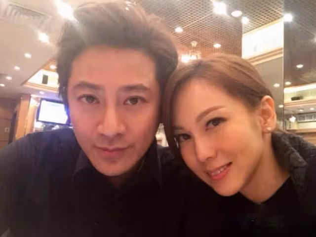 49歲孫耀威近況,滿頭白髮卻難掩帥氣,與妻子結婚5年仍沒生娃