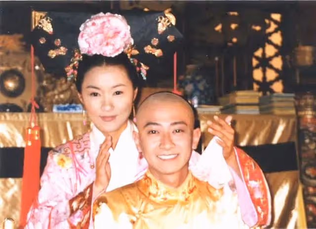 49歲孫耀威近況,滿頭白髮卻難掩帥氣,與妻子結婚5年仍沒生娃