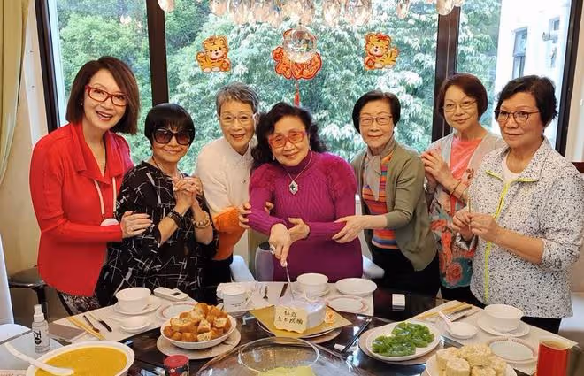 眾星齊聚白雪仙億元豪宅,為其慶祝94歲生日,仙姐至今未婚無兒女