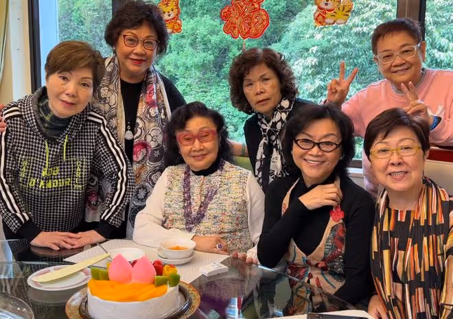 眾星齊聚白雪仙億元豪宅,為其慶祝94歲生日,仙姐至今未婚無兒女