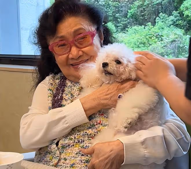 眾星齊聚白雪仙億元豪宅,為其慶祝94歲生日,仙姐至今未婚無兒女
