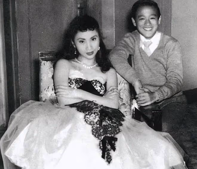 眾星齊聚白雪仙億元豪宅,為其慶祝94歲生日,仙姐至今未婚無兒女