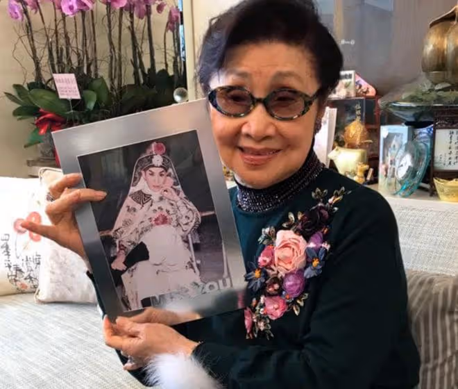 眾星齊聚白雪仙億元豪宅,為其慶祝94歲生日,仙姐至今未婚無兒女
