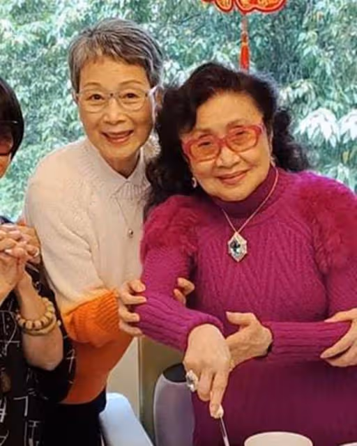 眾星齊聚白雪仙億元豪宅,為其慶祝94歲生日,仙姐至今未婚無兒女