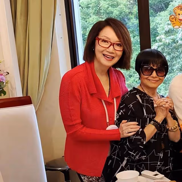 眾星齊聚白雪仙億元豪宅,為其慶祝94歲生日,仙姐至今未婚無兒女