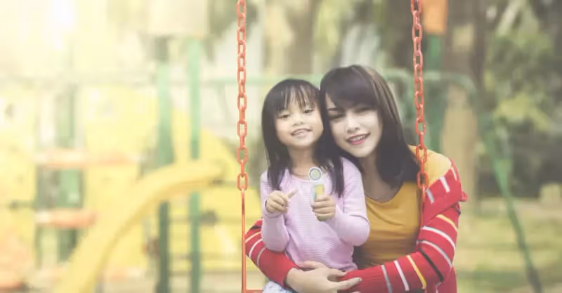 父親當著女兒的面,狠狠地扇母親的臉,惡狠狠地說:你這沒用的東西