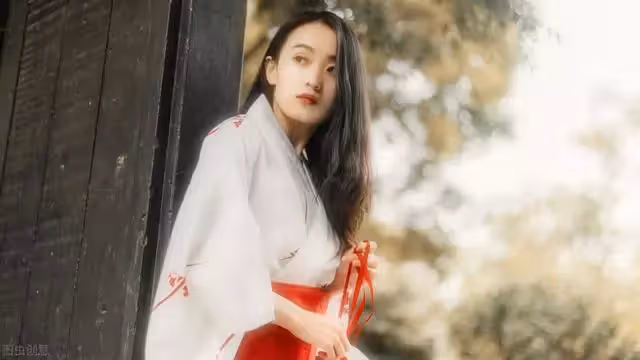 父親當著女兒的面,狠狠地扇母親的臉,惡狠狠地說:你這沒用的東西
