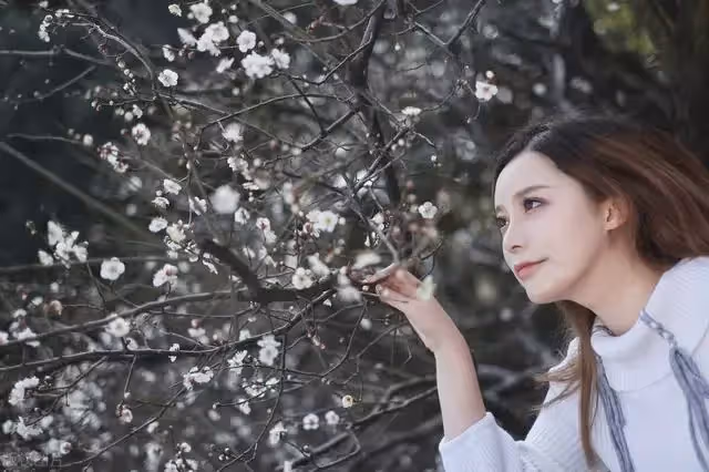 父親當著女兒的面,狠狠地扇母親的臉,惡狠狠地說:你這沒用的東西