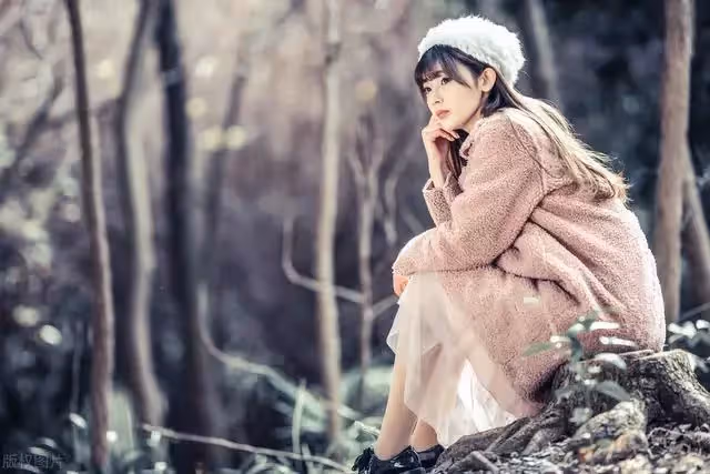 父親當著女兒的面,狠狠地扇母親的臉,惡狠狠地說:你這沒用的東西