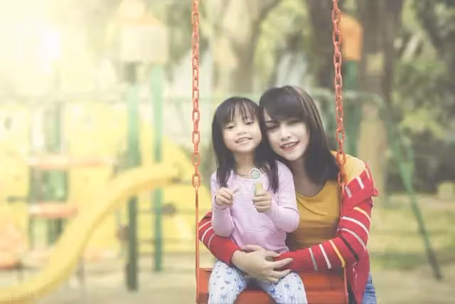 父親當著女兒的面,狠狠地扇母親的臉,惡狠狠地說:你這沒用的東西