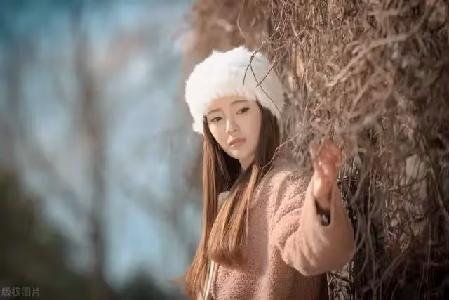 父親當著女兒的面,狠狠地扇母親的臉,惡狠狠地說:你這沒用的東西