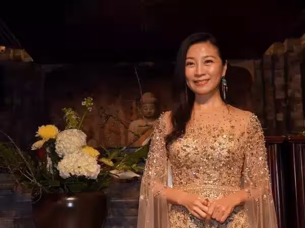 披婚紗嫁入佛門!56歲方文琳落淚「讓我定下來的心家」 鬆口談「校花女兒新戀情」:真的長大了!