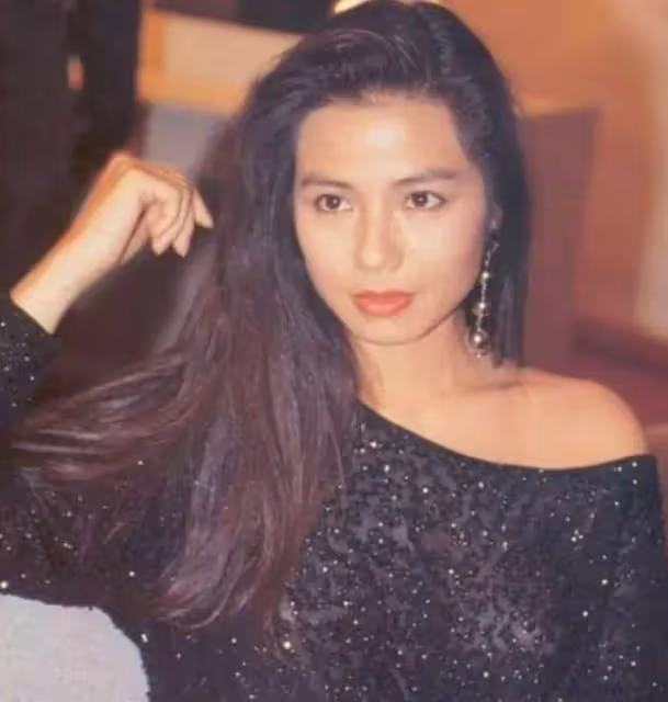 李連杰沒得到她,劉德華也追求失敗!鐘楚紅為亡夫「守寡15年」,至今62歲美貌依舊,網友:圈內最天然的女星