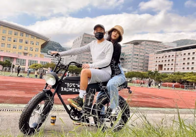 曹格兒子變化大!身高暴長眉眼帶笑成帥哥,開機動車載媽媽「似姐弟」,網友:joe長成了少年的模樣