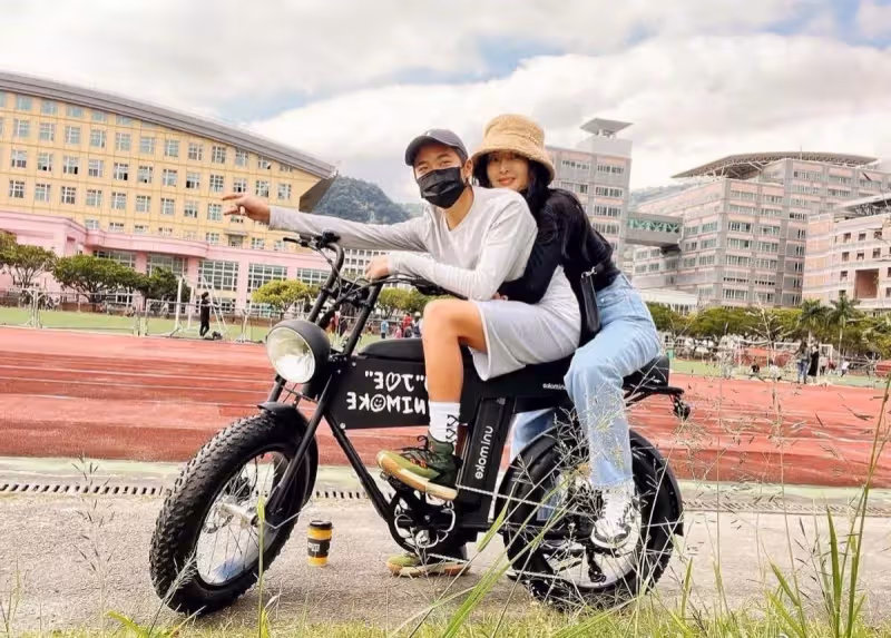 曹格兒子變化大!身高暴長眉眼帶笑成帥哥,開機動車載媽媽「似姐弟」,網友:joe長成了少年的模樣