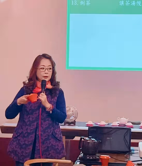 瓊瑤乾女兒趙永馨近況曝光！58歲燙卷髮化著妝出鏡「文質彬彬」，凍齡有術氣質好，息影后開茶館教茶藝十分接地氣