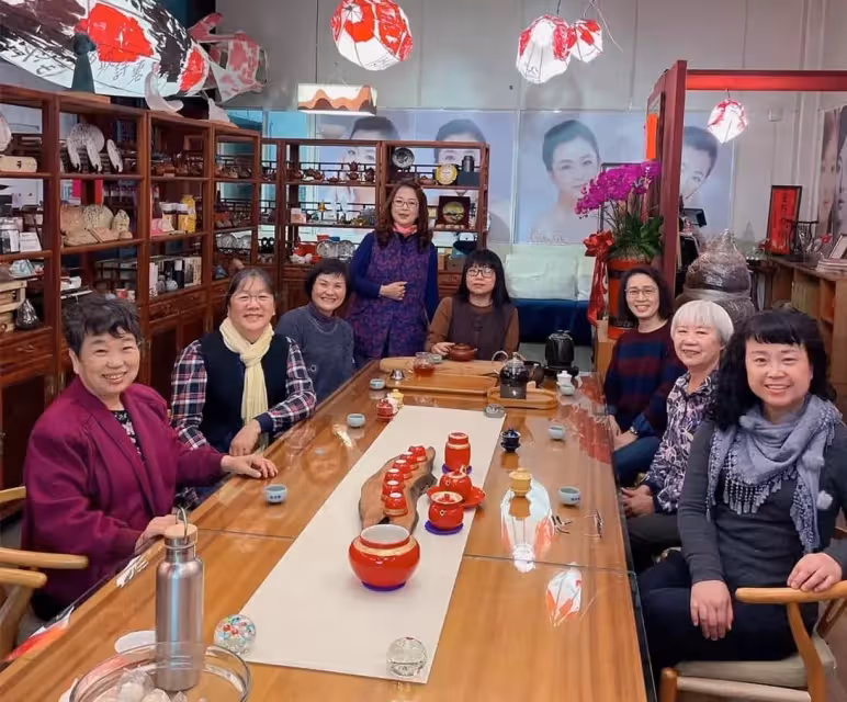 瓊瑤乾女兒趙永馨近況曝光！58歲燙卷髮化著妝出鏡「文質彬彬」，凍齡有術氣質好，息影后開茶館教茶藝十分接地氣