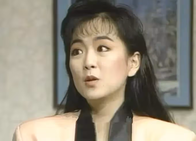 瓊瑤乾女兒趙永馨近況曝光！58歲燙卷髮化著妝出鏡「文質彬彬」，凍齡有術氣質好，息影后開茶館教茶藝十分接地氣