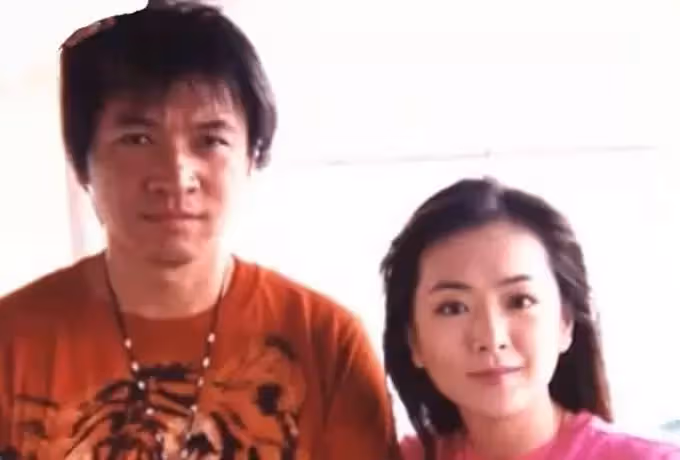 瓊瑤乾女兒趙永馨近況曝光！58歲燙卷髮化著妝出鏡「文質彬彬」，凍齡有術氣質好，息影后開茶館教茶藝十分接地氣