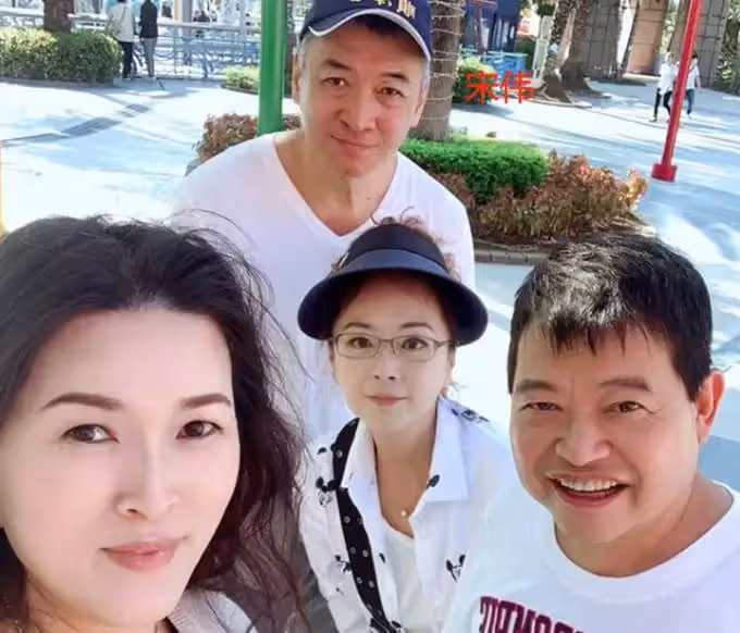 瓊瑤乾女兒趙永馨近況曝光！58歲燙卷髮化著妝出鏡「文質彬彬」，凍齡有術氣質好，息影后開茶館教茶藝十分接地氣