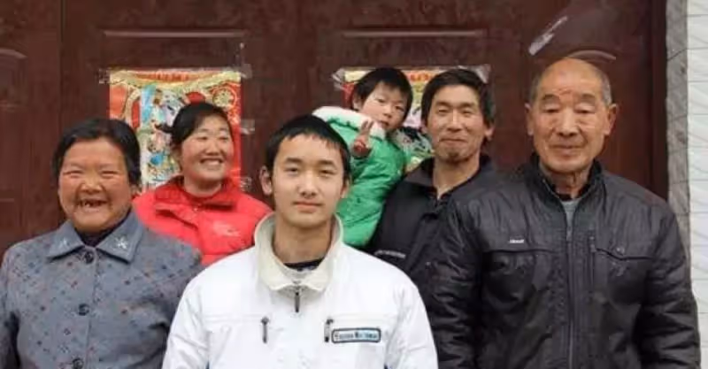 妻子意外去世我贍養岳母十年，岳母臨終時給我一個木盒，打開愣了