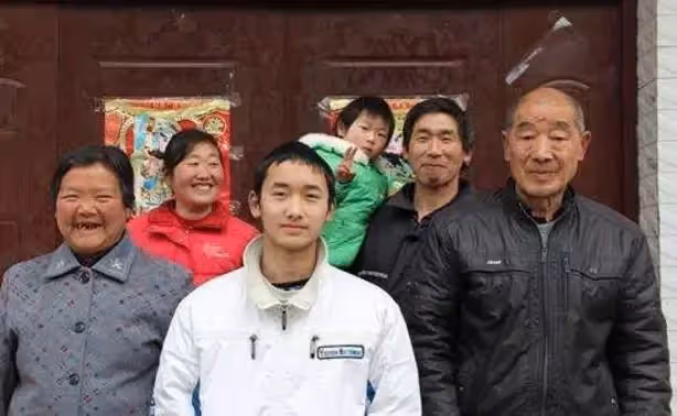 妻子意外去世我贍養岳母十年,岳母臨終時給我一個木盒,打開愣了